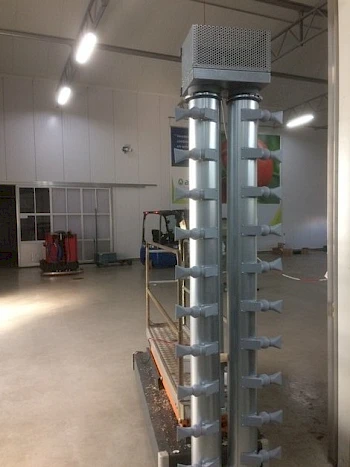 Blaasunit gevoed door batterijspanning op een verrijdbare wagen.