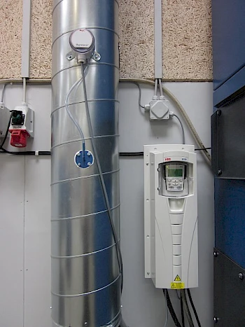 Afzuiginstallatie met debietregeling via toerenregeling ventilator.