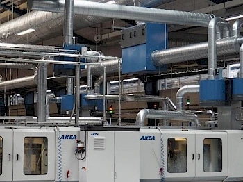 Afzuiging CNC banken. Olienevelfilter per machine en centraal nafilter.
